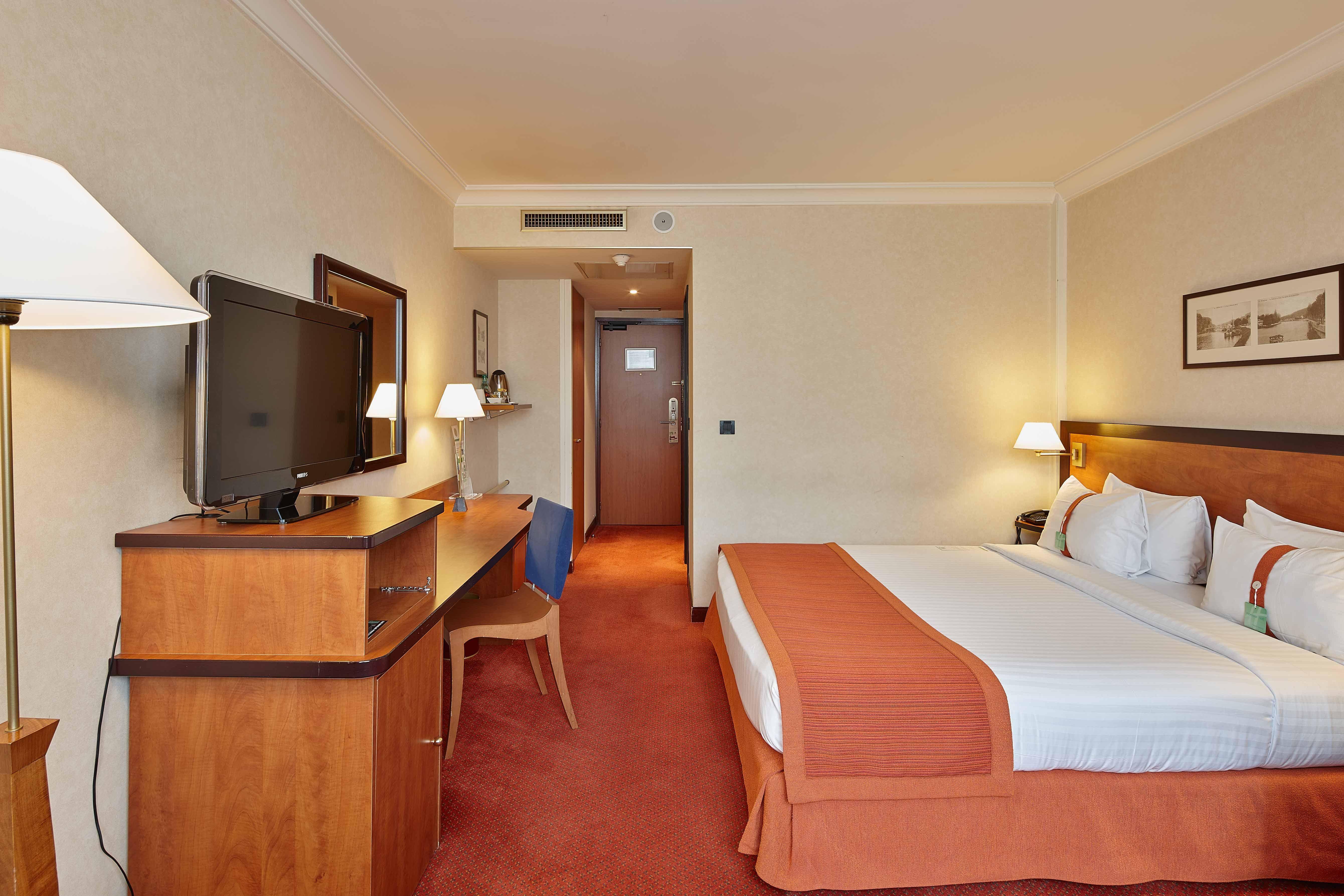 Doubletree By Hilton Paris Bougival Hotel Exterior photo