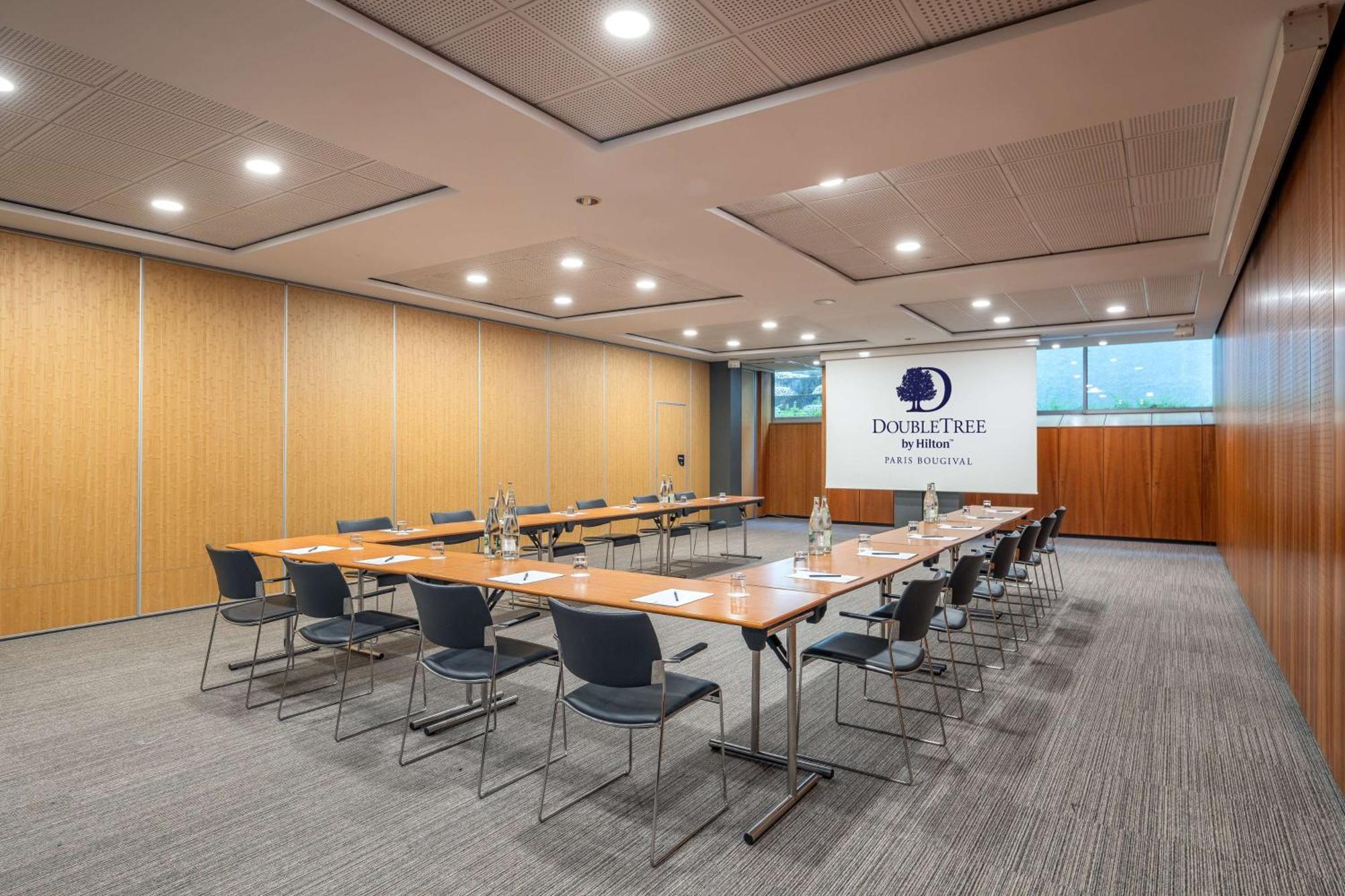 Doubletree By Hilton Paris Bougival Hotel Exterior photo