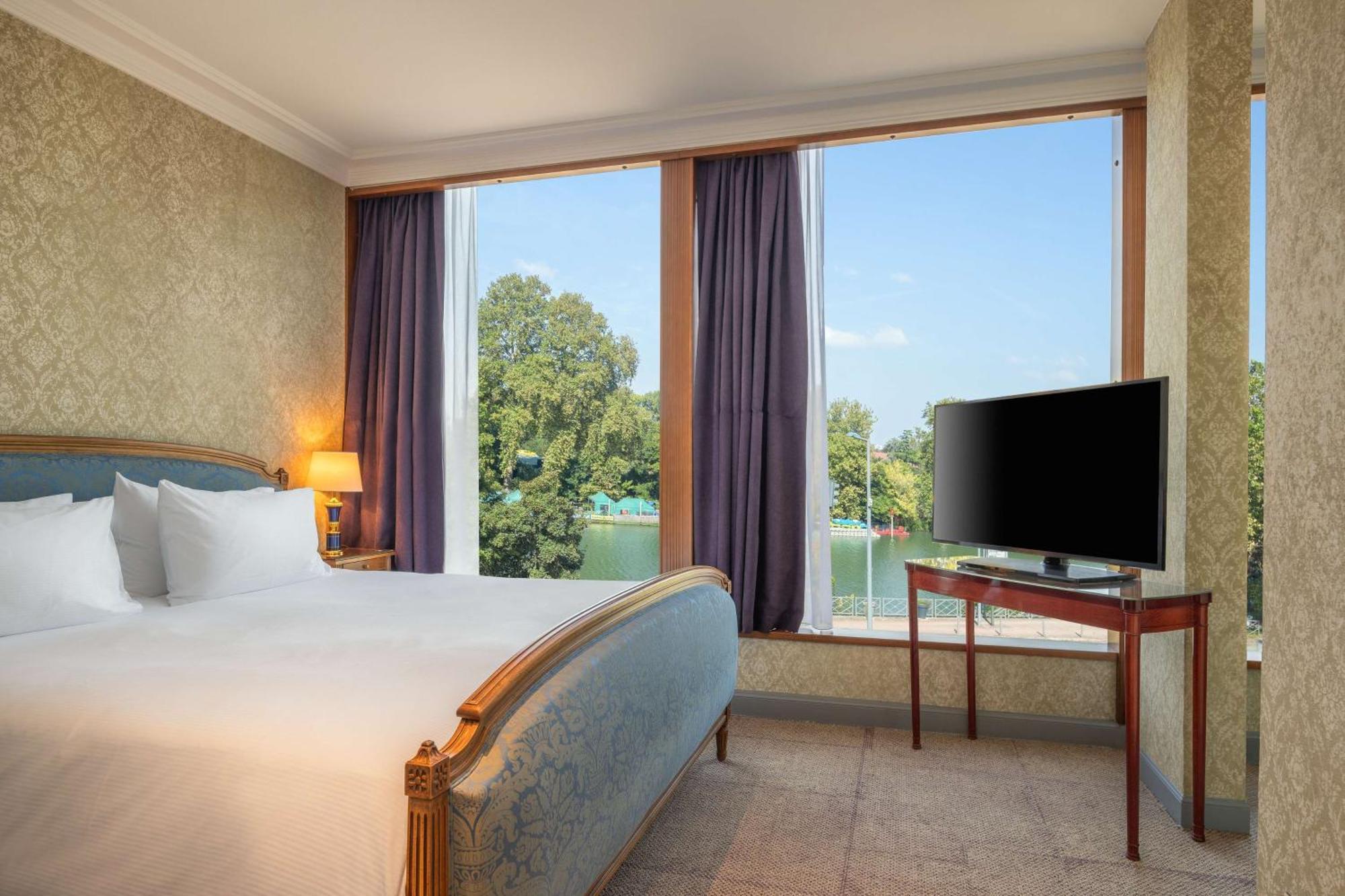 Doubletree By Hilton Paris Bougival Hotel Exterior photo
