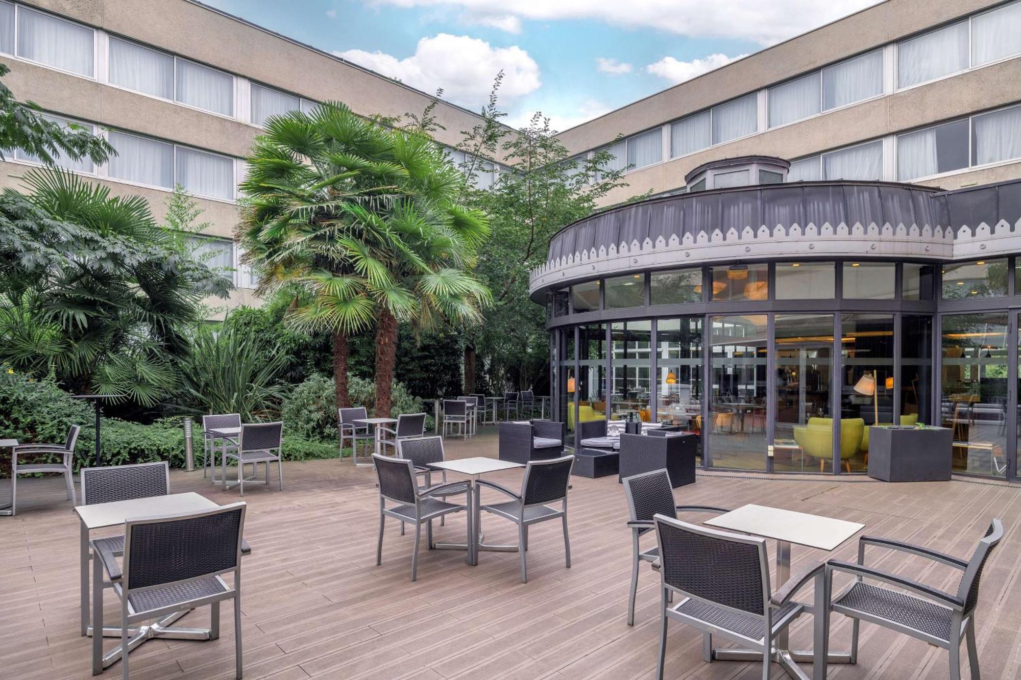 Doubletree By Hilton Paris Bougival Hotel Exterior photo
