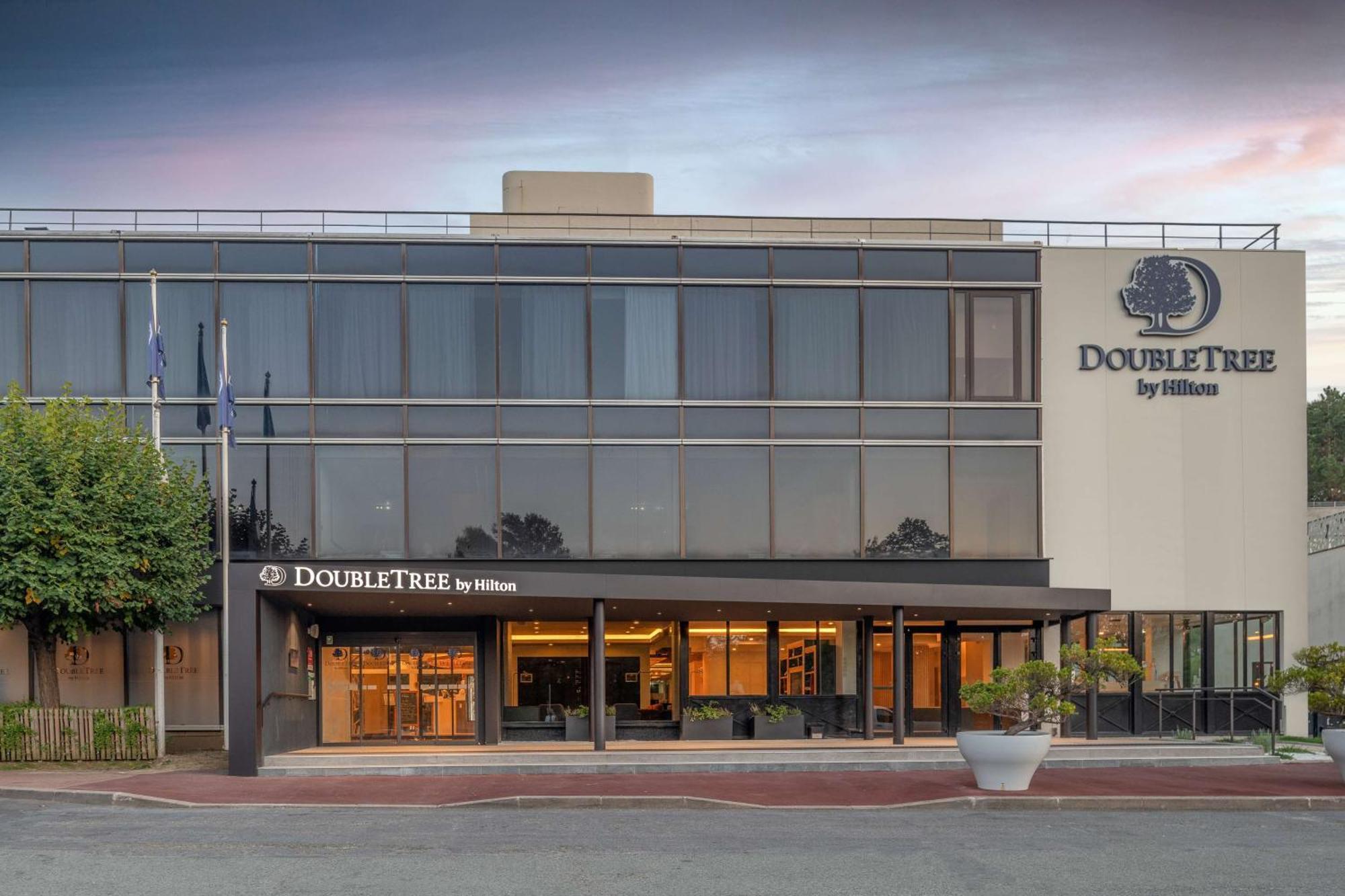 Doubletree By Hilton Paris Bougival Hotel Exterior photo